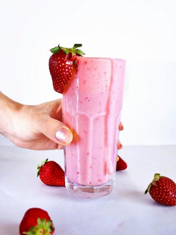 Strawberry Smoothie With Yogurt