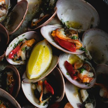 Steamed-Clams-In-White-Wine-And-Garlic-Recipe