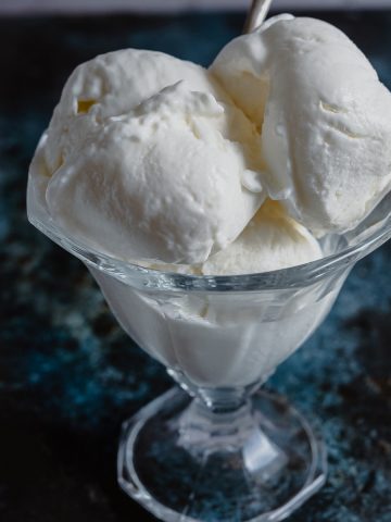 Greek Frozen Yogurt Recipe (+ sugar-free option)