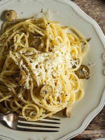 Olive-Oil-Spaghetti-With-Garlic-Olives-And-Oregano